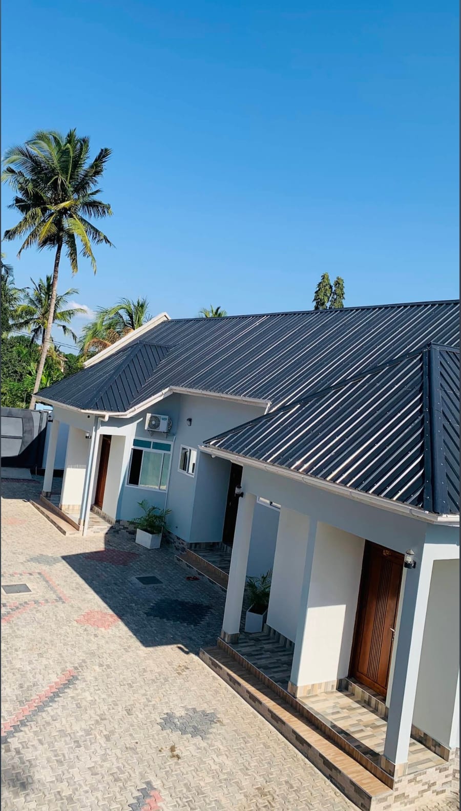 Guest room units with covered walkway