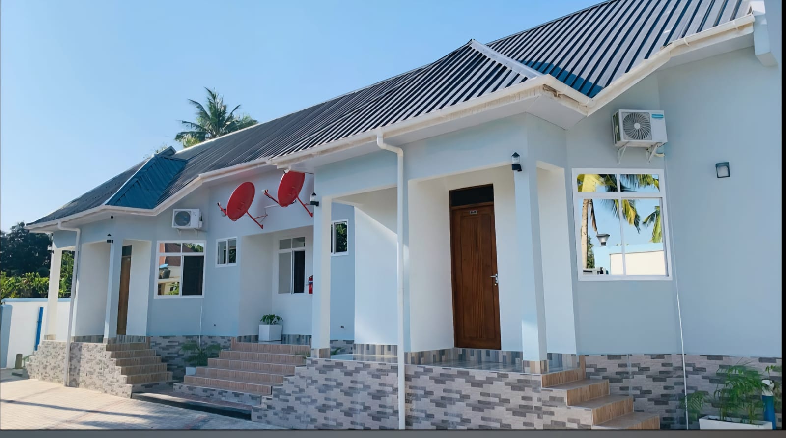 Skyway Lodge — main building exterior under clear blue sky